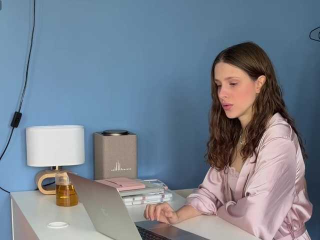 Esenialive live cam on BongaCams