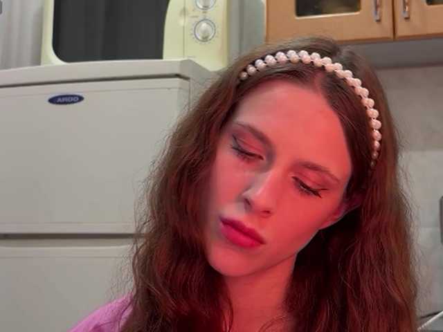 Esenialive's BongaCams show and profile