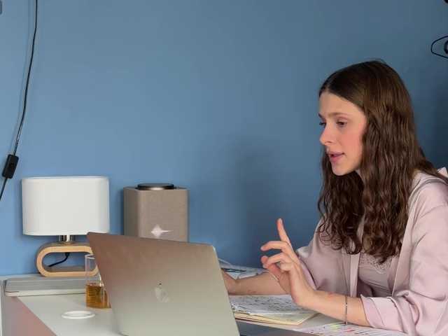 Esenialive live cam on BongaCams