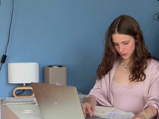 Esenialive live cam on BongaCams