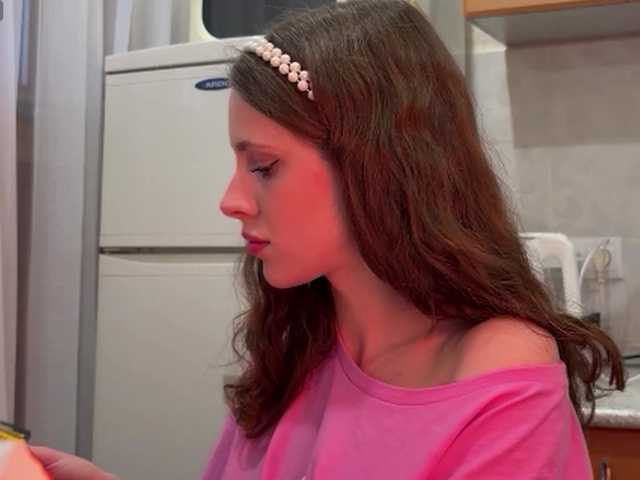 Esenialive's BongaCams show and profile