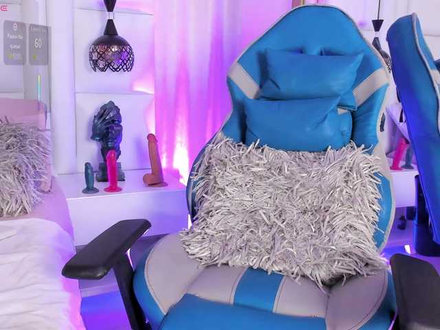 Azaleavolkova live cam on BongaCams