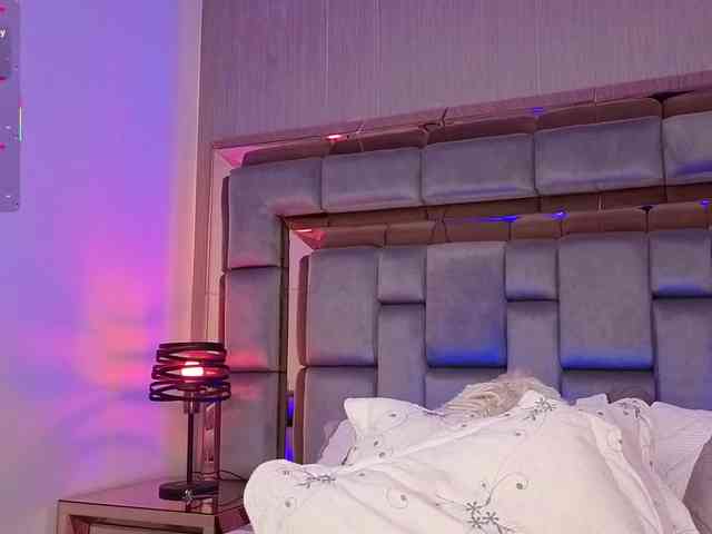 SophieCollins webcam