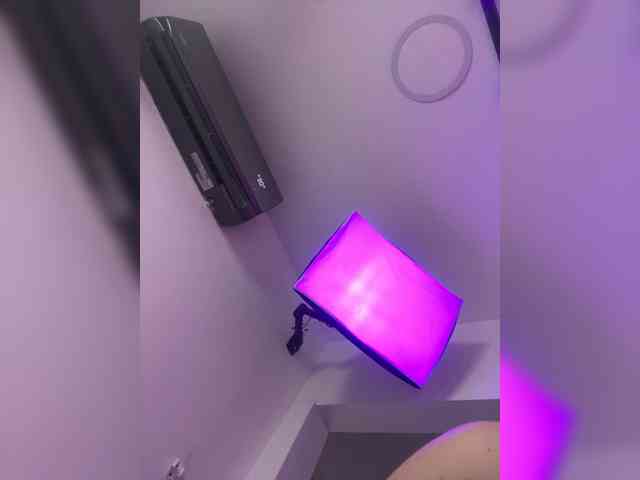 SophieCollins webcam