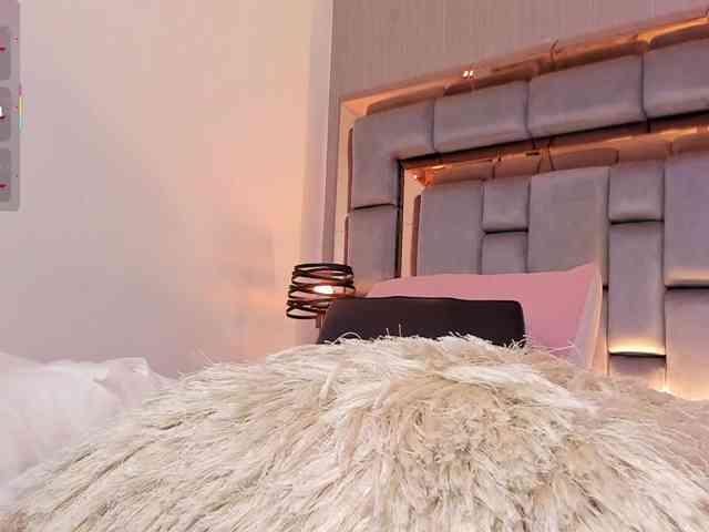 SophieCollins webcam