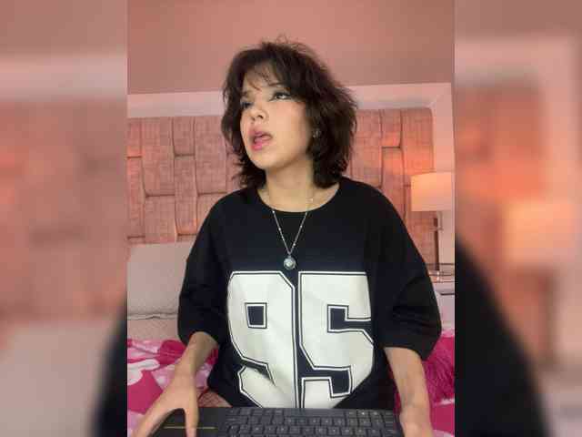 SophieCollins Live Webcam on BongaCams