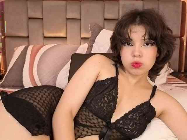 SophieCollins webcam