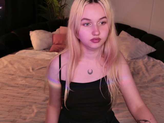 LillyEyess live cam
