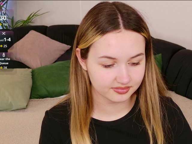  LillyEyess chat room