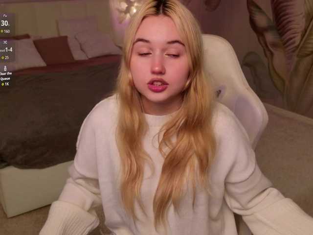 LillyEyess live cam