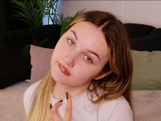 LillyEyess's BongaCams show and profile