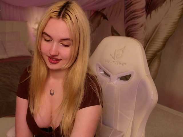 LillyEyess live cam preview