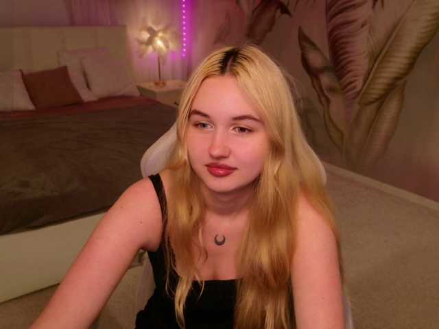 LillyEyess live cam preview