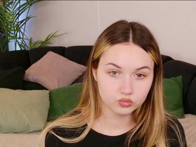  LillyEyess chat room