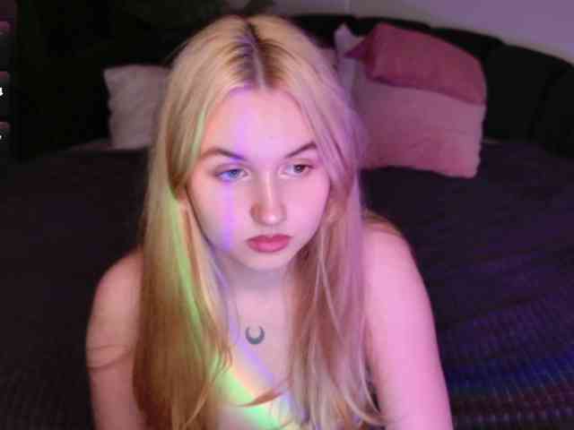 LillyEyess webcam