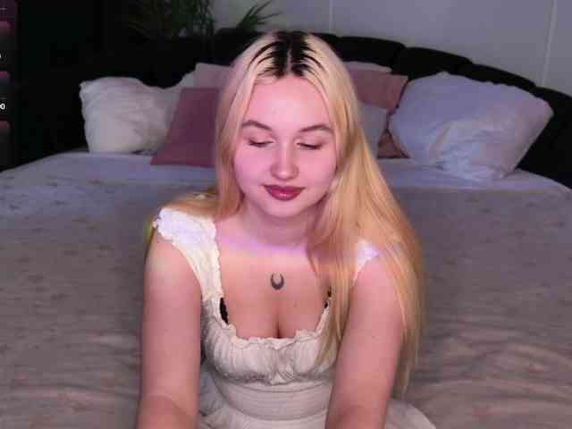 LillyEyess webcam