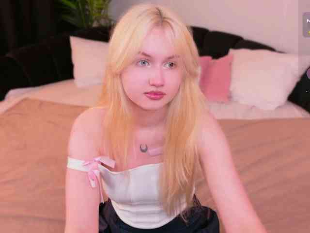 LillyEyess webcam