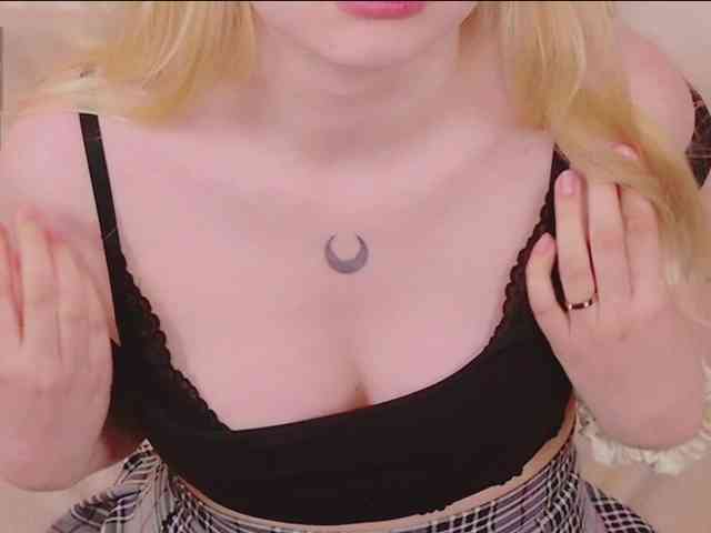 LillyEyess webcam