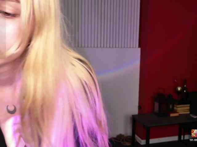 LillyEyess webcam