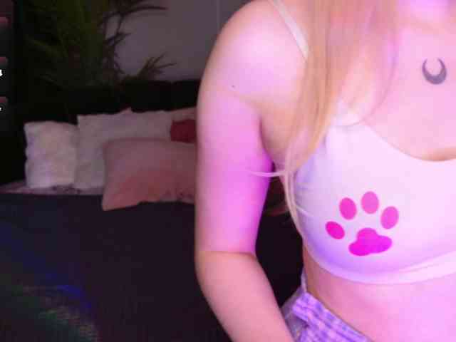 LillyEyess webcam