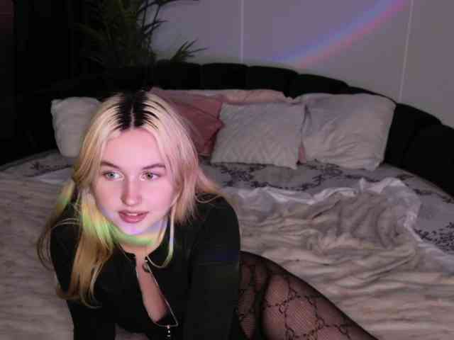 LillyEyess webcam