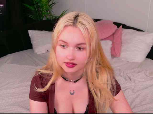 LillyEyess webcam