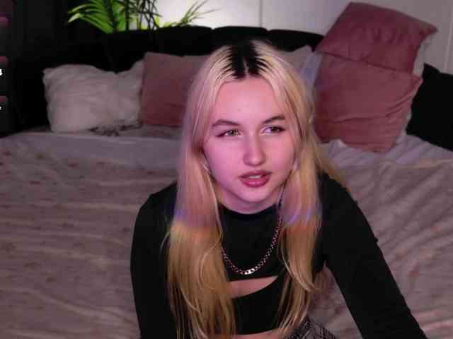 LillyEyess webcam