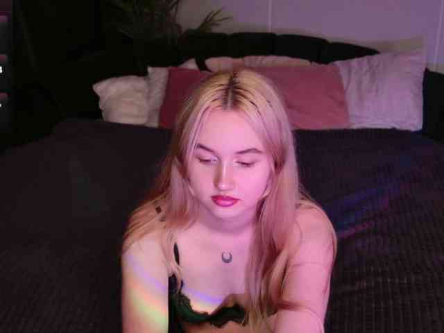 LillyEyess webcam