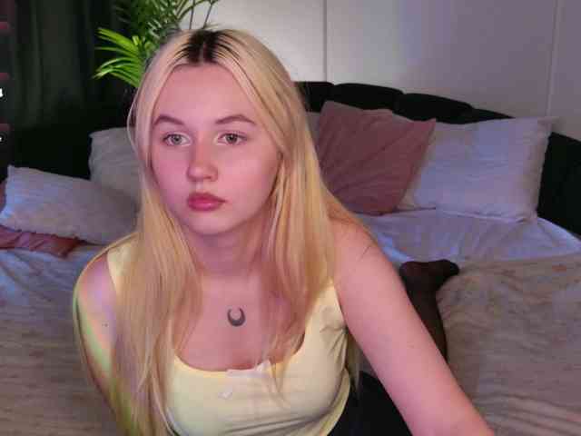 LillyEyess webcam