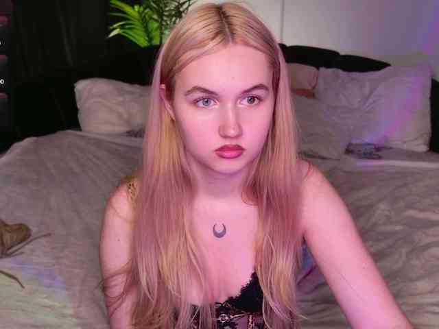 LillyEyess webcam
