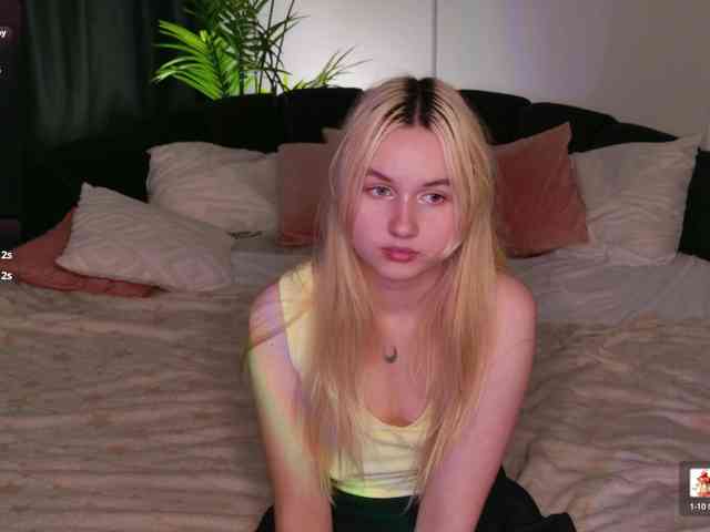 LillyEyess webcam