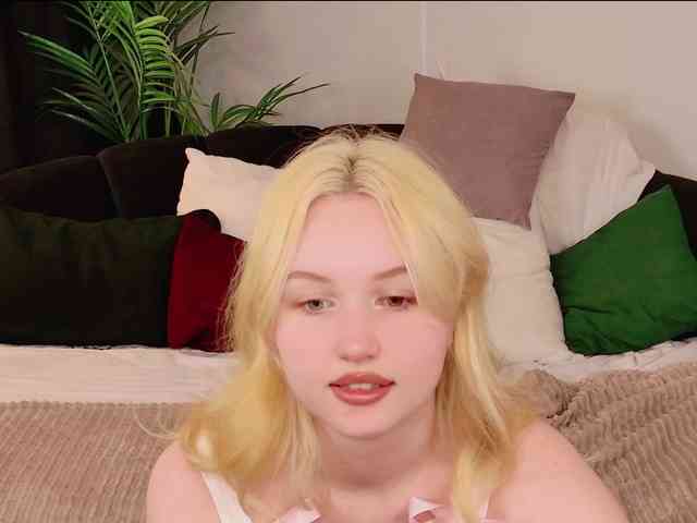 LillyEyess webcam