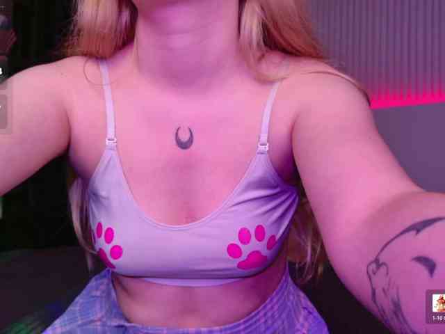 LillyEyess webcam