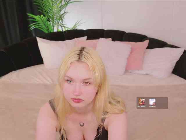 LillyEyess webcam