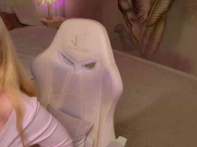 LillyEyess webcam