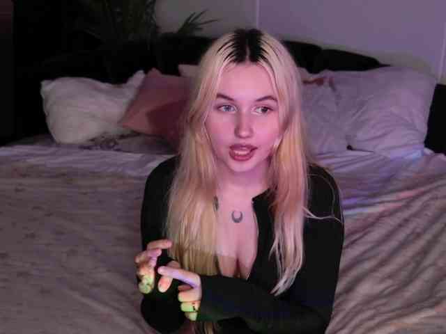 LillyEyess webcam