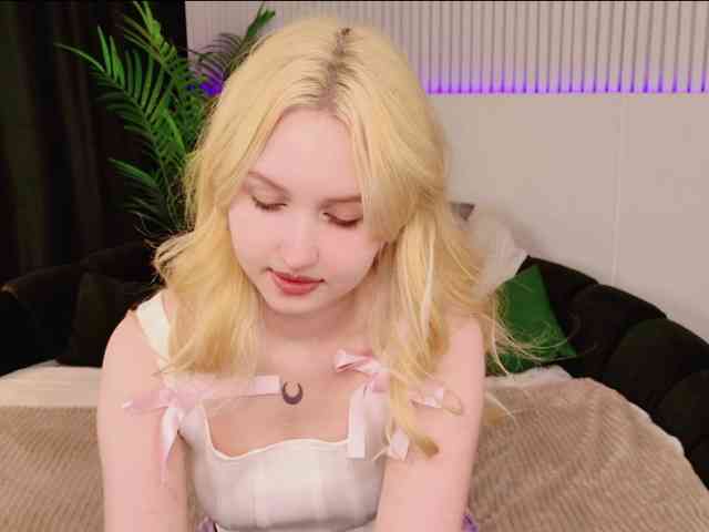 LillyEyess webcam