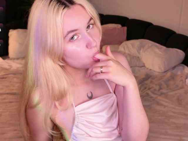 LillyEyess webcam