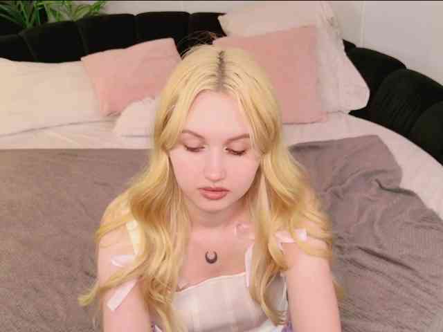 LillyEyess webcam