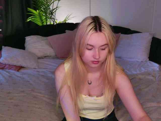 LillyEyess webcam
