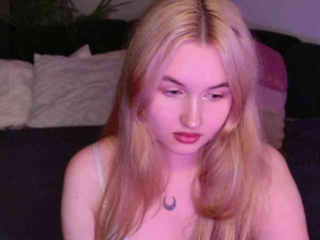 LillyEyess webcam