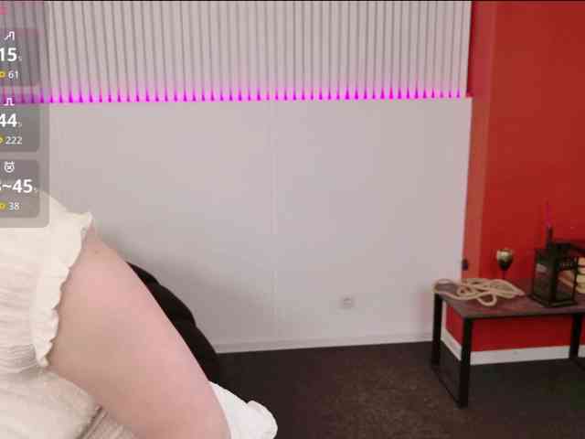 LillyEyess webcam