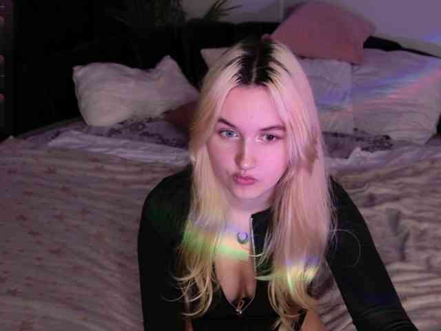 LillyEyess webcam