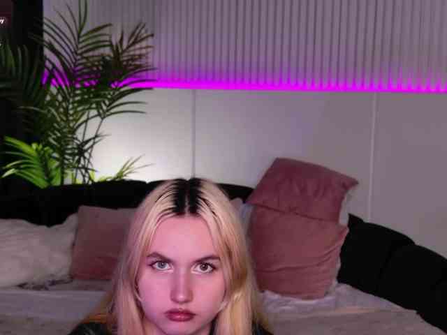 LillyEyess webcam