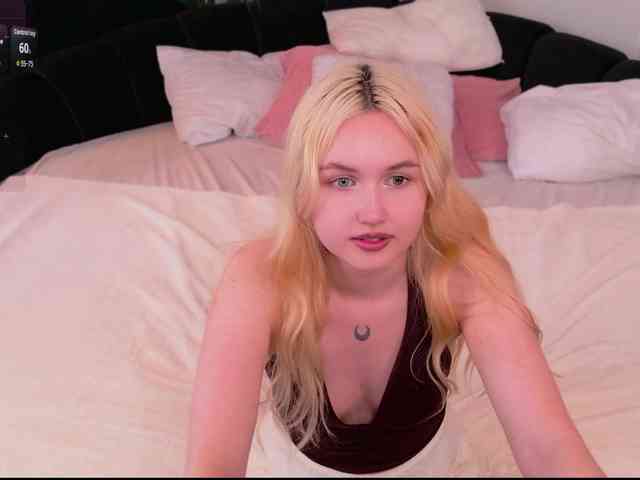 LillyEyess webcam