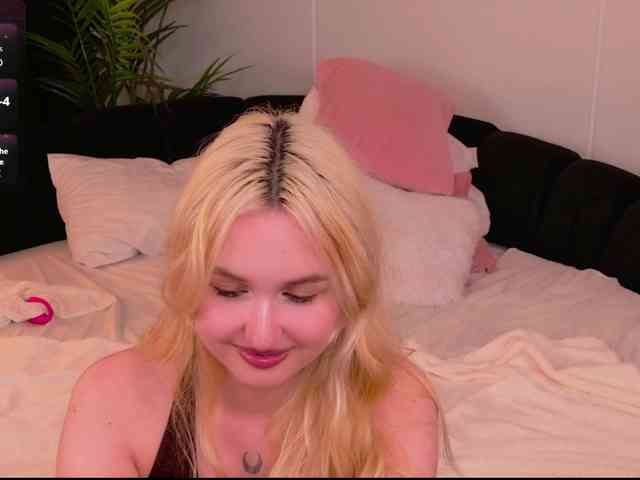 LillyEyess webcam