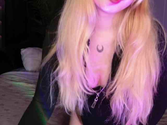 LillyEyess webcam