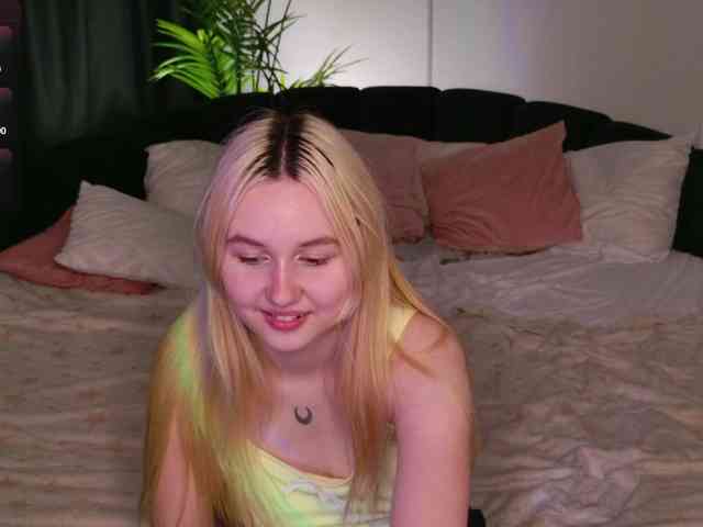 LillyEyess webcam