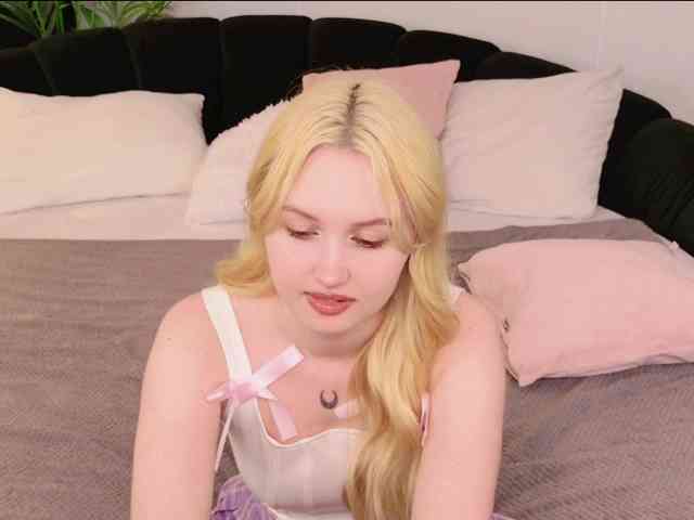 LillyEyess webcam
