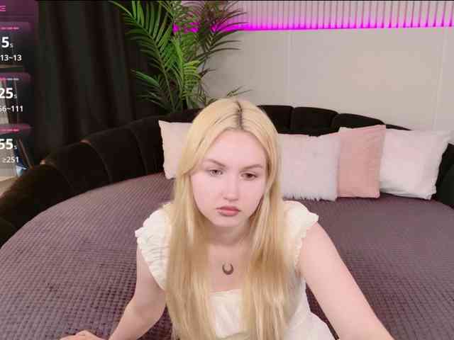 LillyEyess webcam
